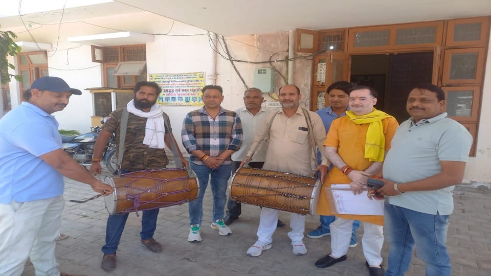 councilors woke up officers of Public Health Department by playing drums In Narnaul