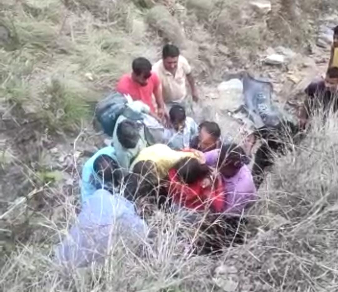 Uttarakhand Accident News Car fell into ditch in srinagar driver died