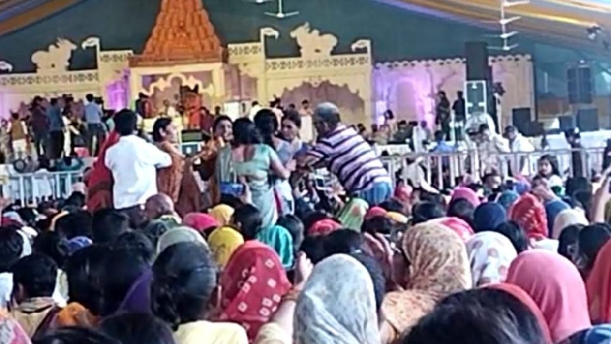 women fight for sitting in Pradeep Mishra katha pandal the devotees are troubled by the chaos