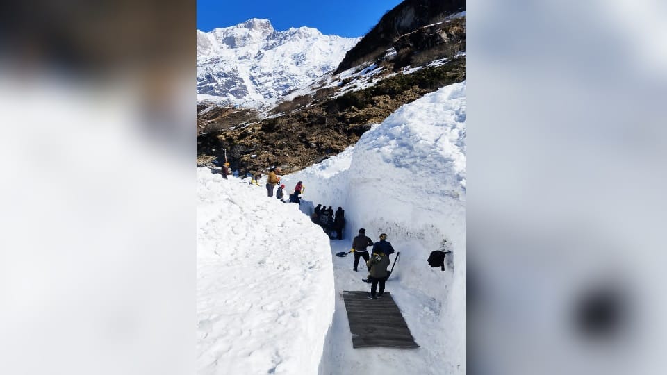 Char dham yatra 2023: Pilgrims will go in Kedarnath dham by walked between iceberg see amazing Photos