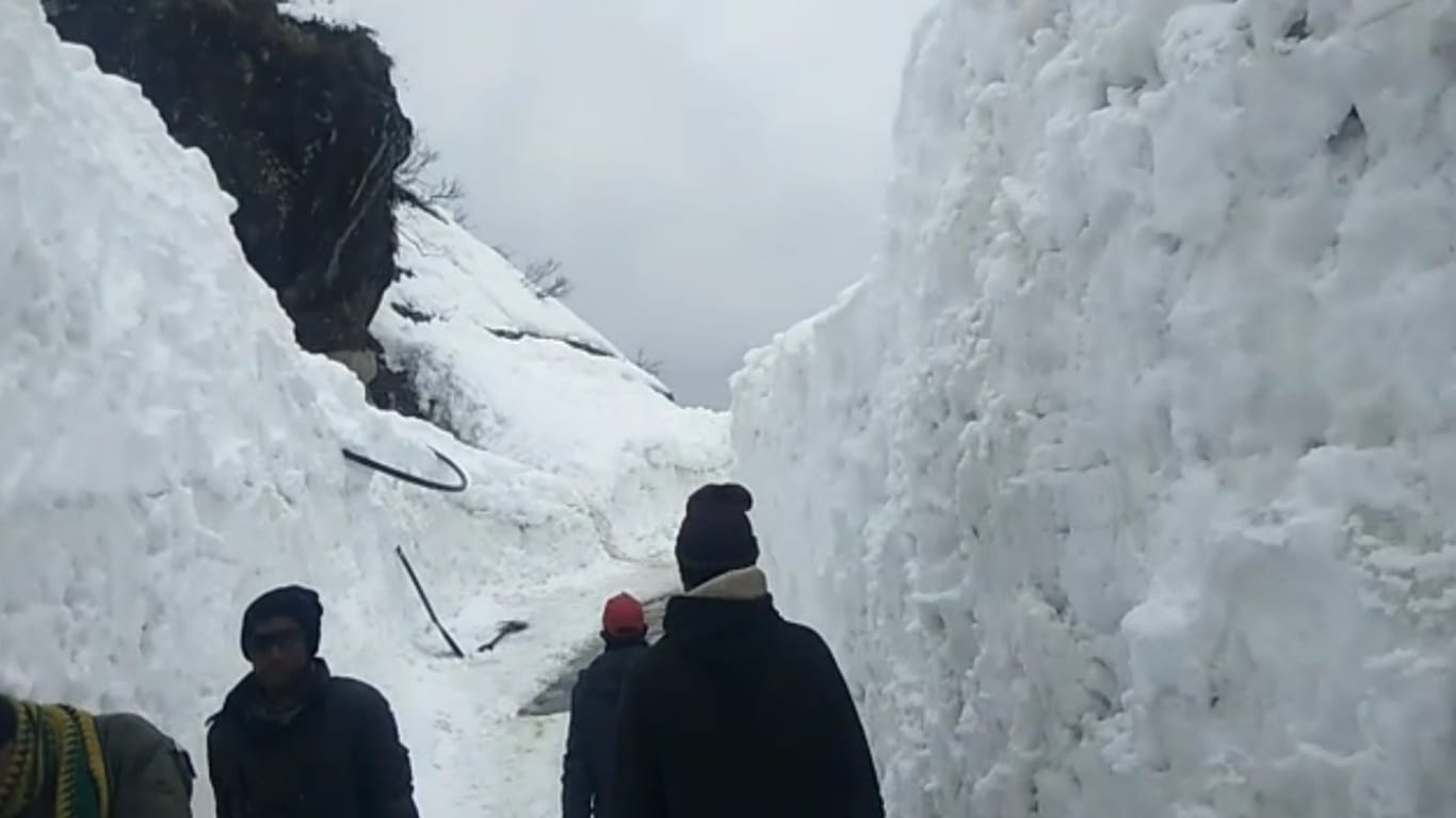 Char dham yatra 2023: Pilgrims will go in Kedarnath dham by walked between iceberg see amazing Photos