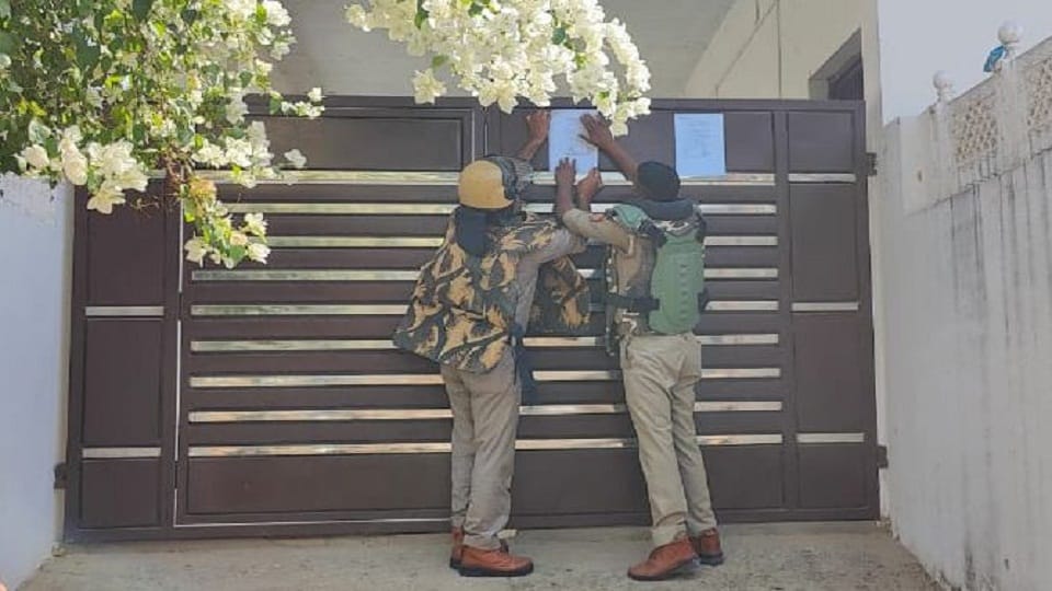 Kaushambi: Abdul Kavi's brother Wali's house will be attached, after Munadi the police pasted the notice on th