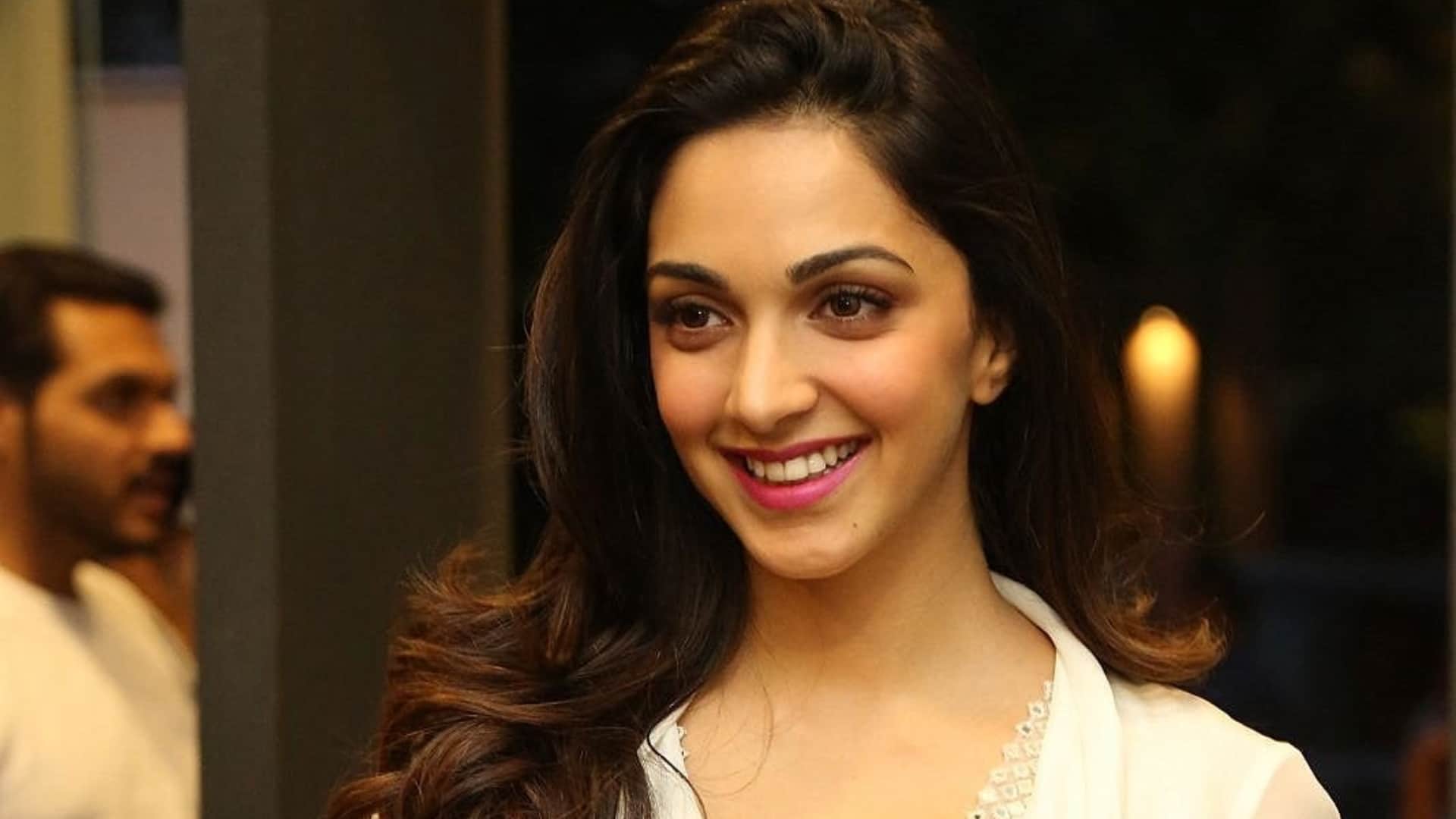 Kiara Advani Wear Sweater in Mumbai Summer Video Viral on Social Media Fans Trolled Her For Airport Look