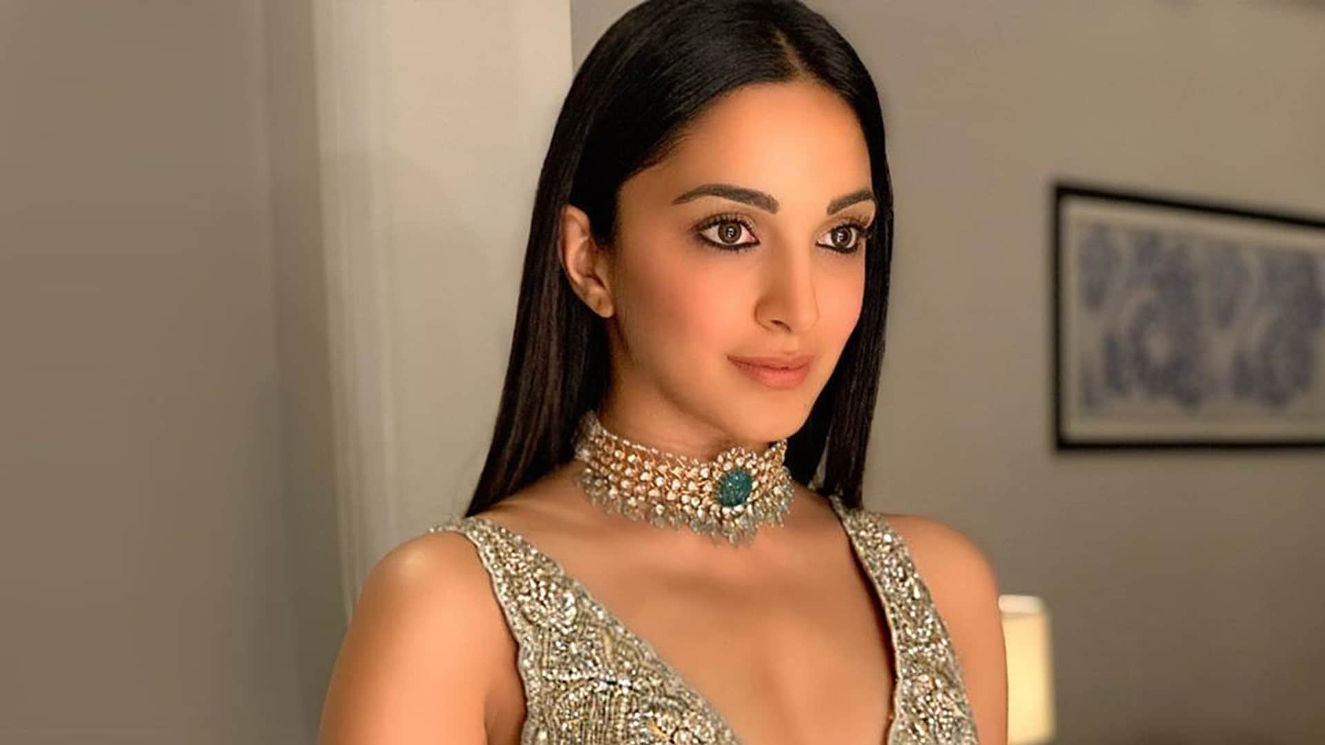 Kiara Advani Wear Sweater in Mumbai Summer Video Viral on Social Media Fans Trolled Her For Airport Look