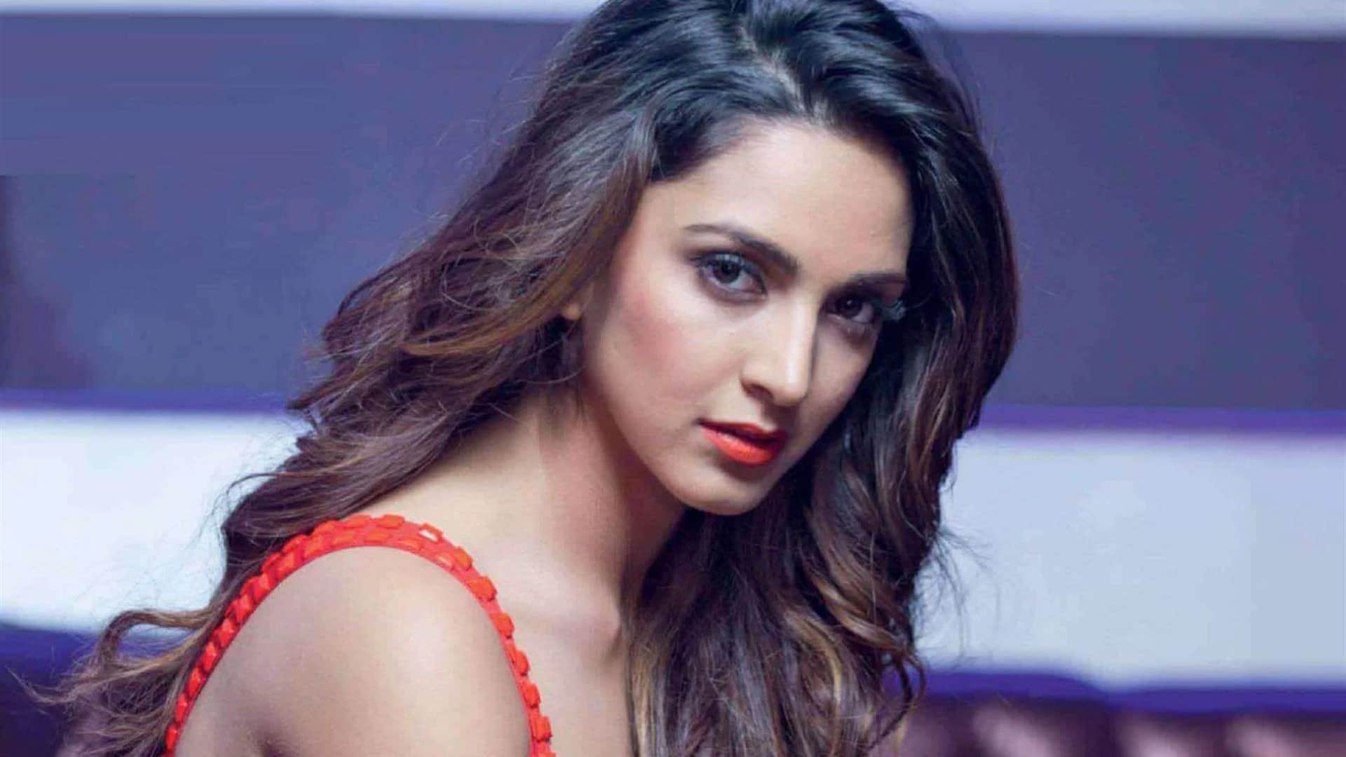 Kiara Advani Wear Sweater in Mumbai Summer Video Viral on Social Media Fans Trolled Her For Airport Look
