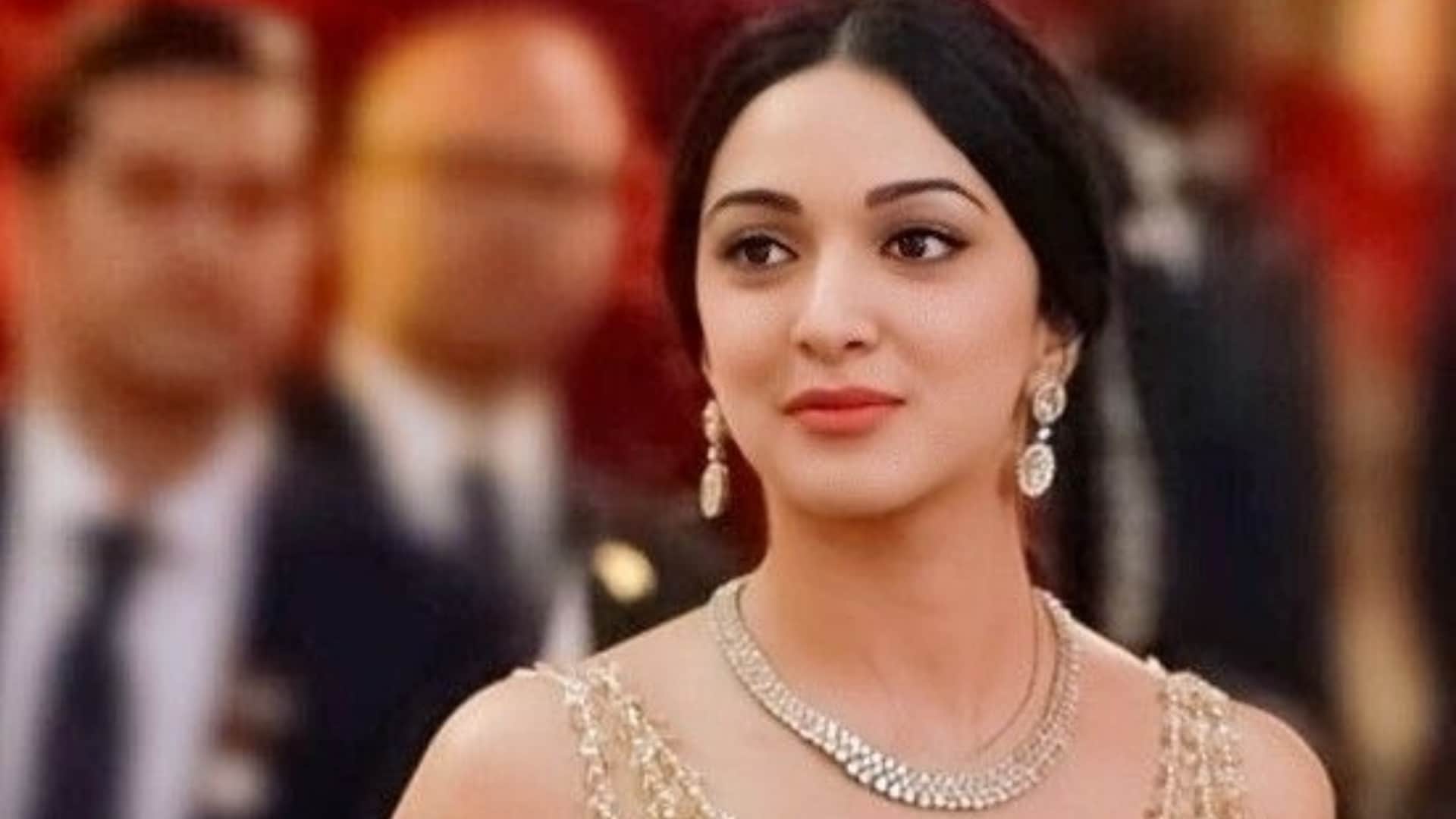 Kiara Advani Wear Sweater in Mumbai Summer Video Viral on Social Media Fans Trolled Her For Airport Look