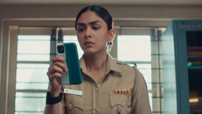 Gumraah 2023 Movie Review by Pankaj Shukla Vardhan Ketkar Aditya Roy Kapoor Mrunal Thakur Thadam remake