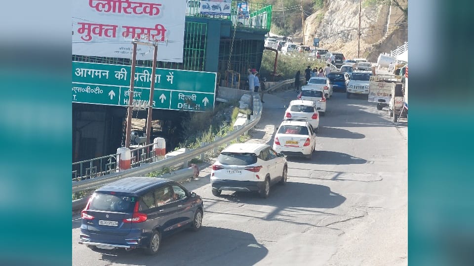 Mussoorie: Tourist Crowd on weekend three kilometer long jam and 80 percent hotels full