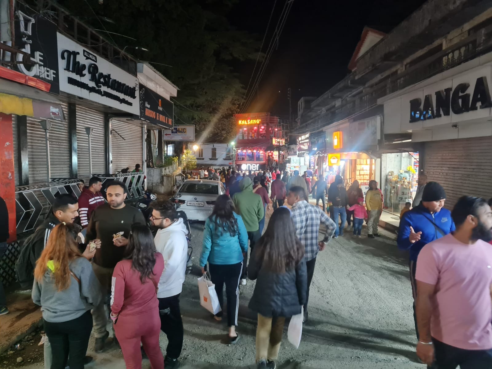 Mussoorie: Tourist Crowd on weekend three kilometer long jam and 80 percent hotels full