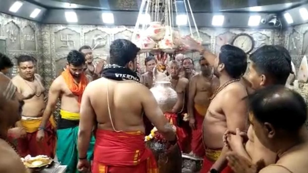 Efforts to save Mahakal from the heat, 11 pots tied in the sanctum sanctorum