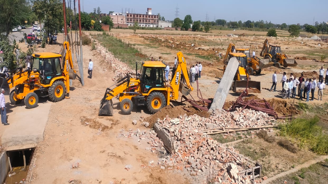 Meda team demolished illegal colony of BSP leader Dara Singh Prajapati by five bulldozers in Meerut