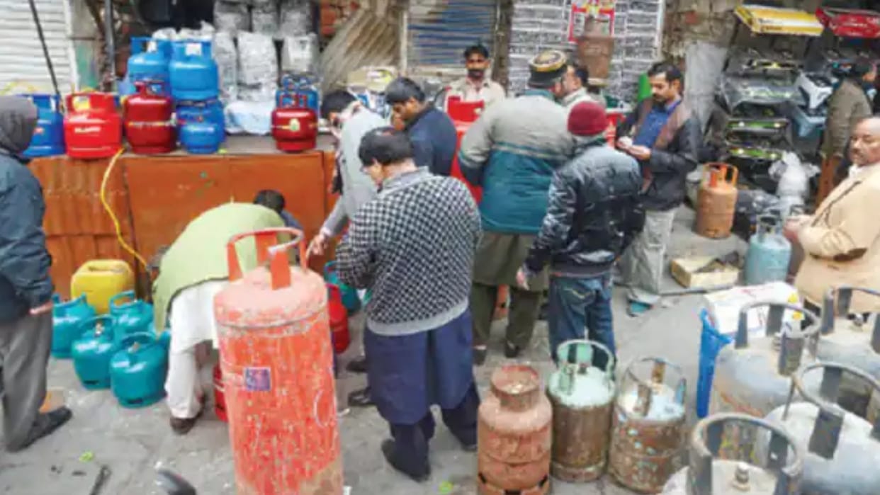 24/7 gas supply not possible, rich people will have to…: Pakistan minister