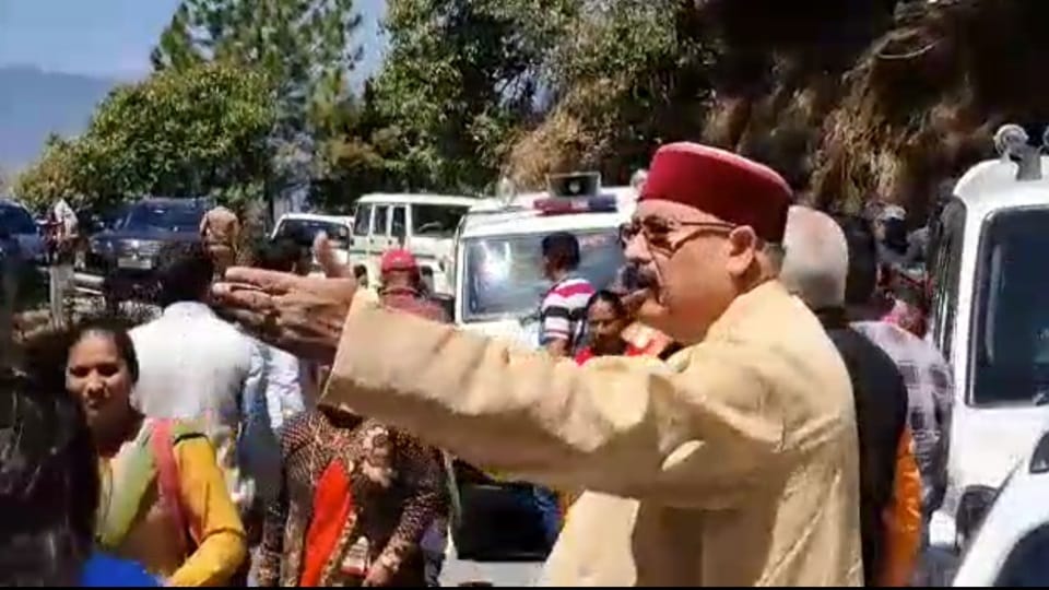 Uttarakhand Tourism minister satpal maharaj stuck in traffic and started opening jam himself in Kotdwar