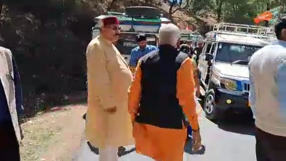 Uttarakhand Tourism minister satpal maharaj stuck in traffic and started opening jam himself in Kotdwar
