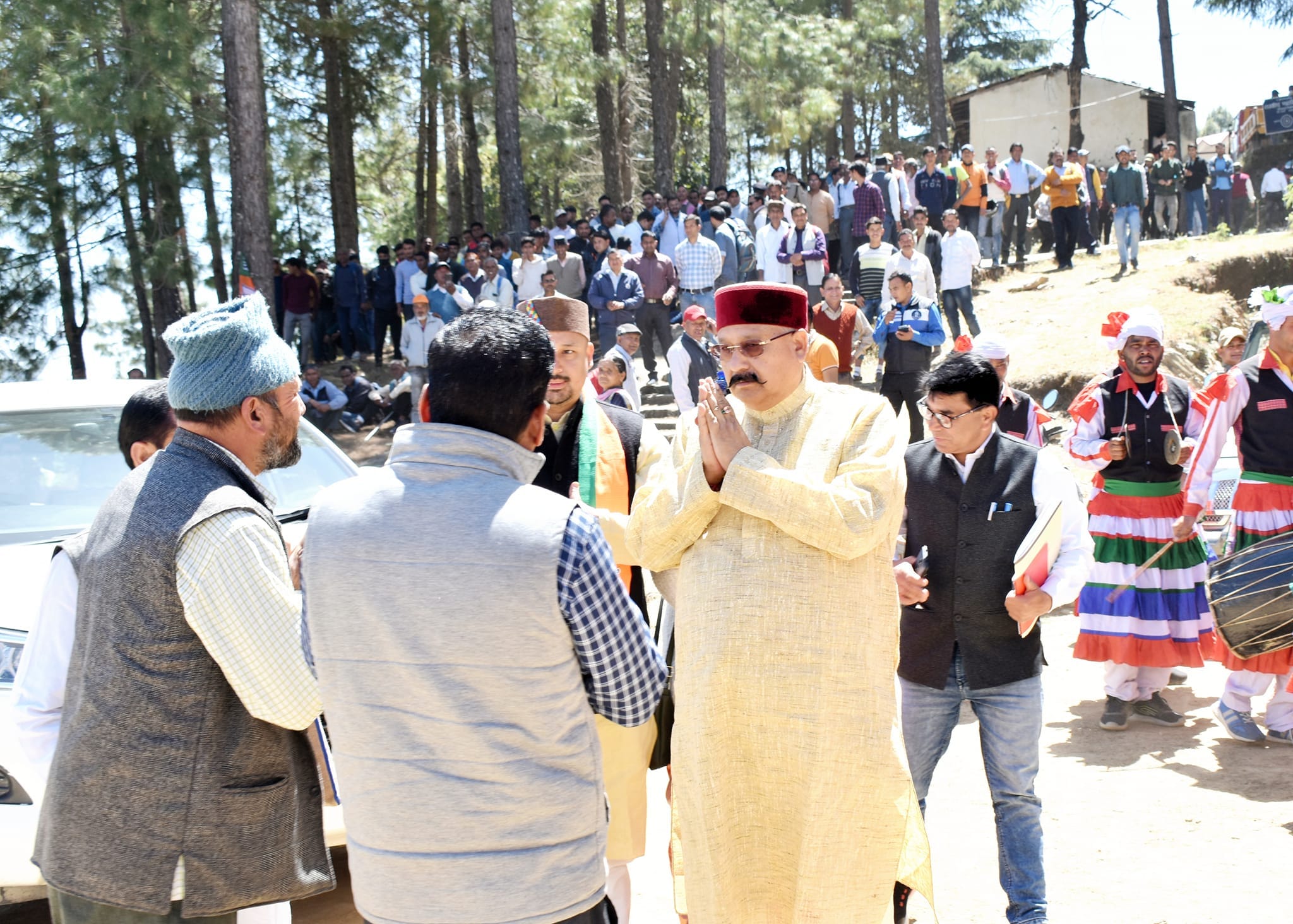 Uttarakhand Tourism minister satpal maharaj stuck in traffic and started opening jam himself in Kotdwar