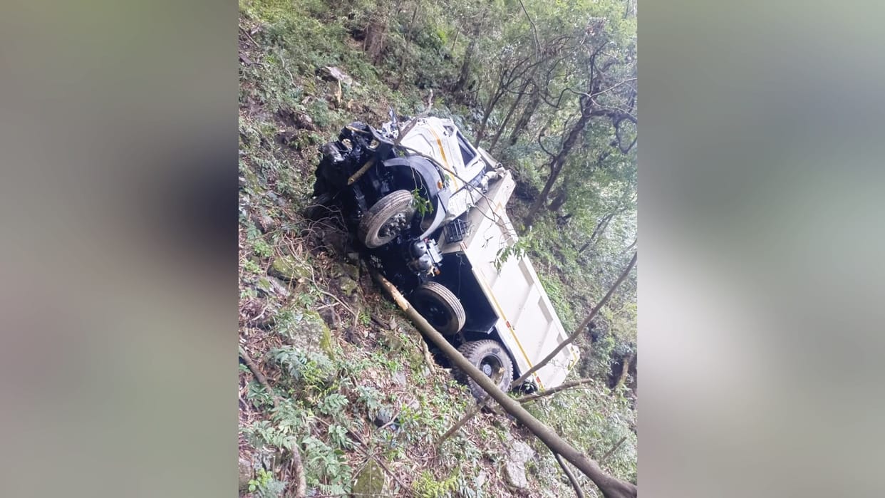 One dead as tipper rolls down gorge in Sangrah Sirmaur Himachal Pradesh