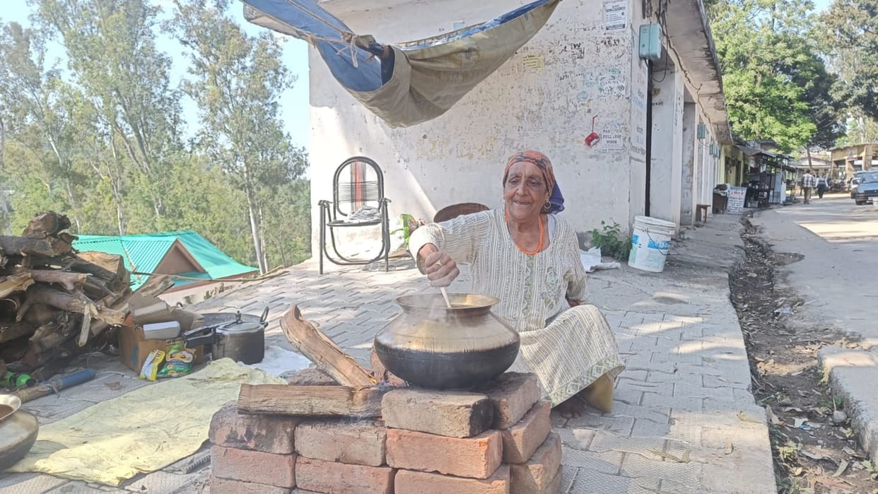Umeed Ki Mashal 90 Year old Judhya Devi serving free food to needy