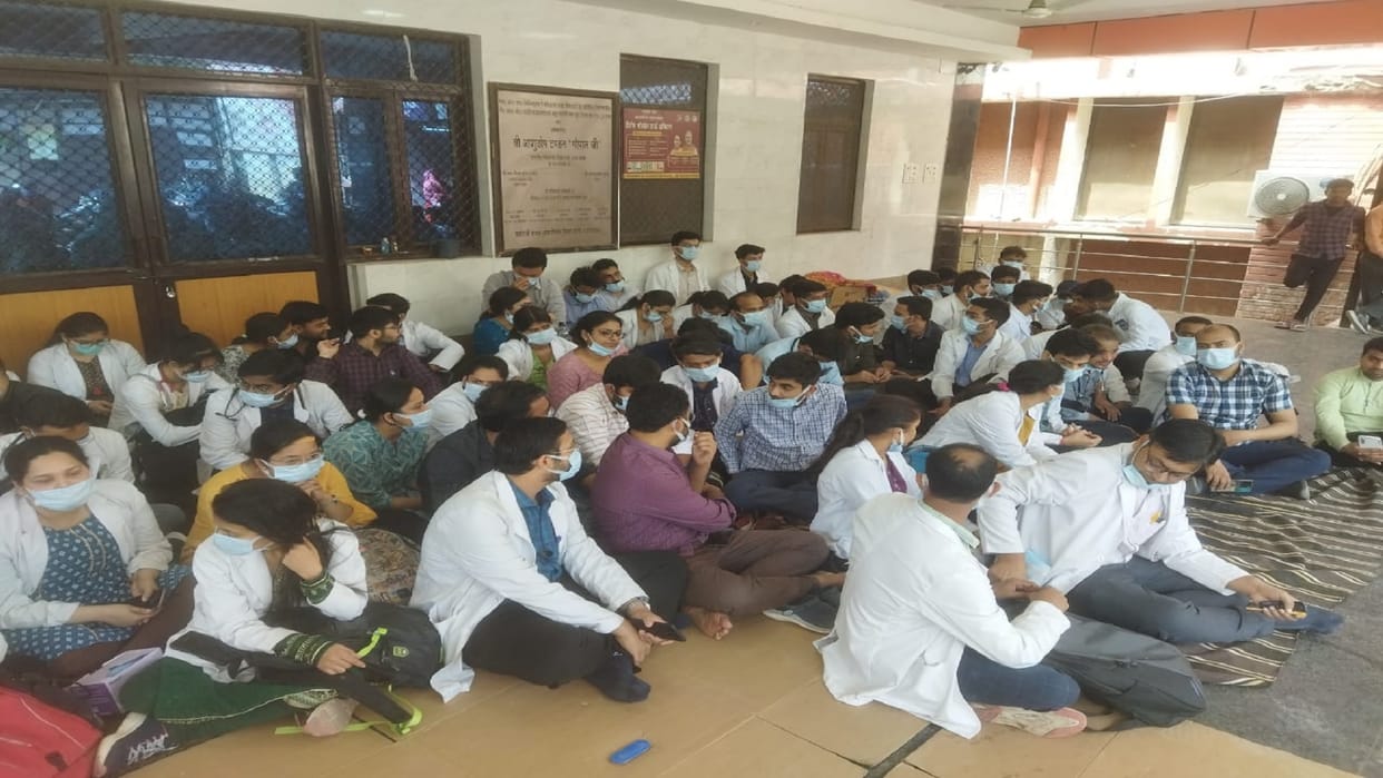 SRN Hospital: In protest against the beating, the doctors of SRN stopped work, sat on a dharna