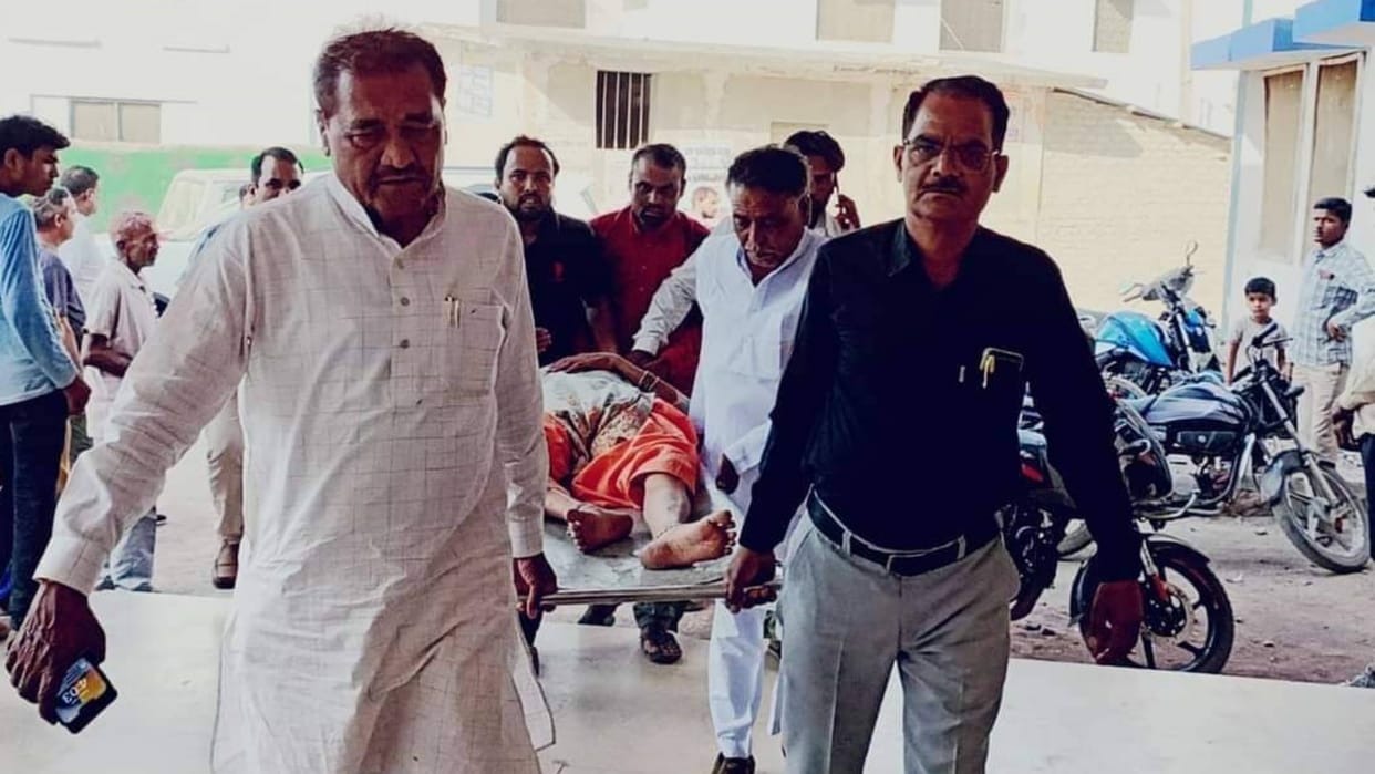 MP News Minister of State Ramkhelavan Patel took people injured in road accident to hospital in his car