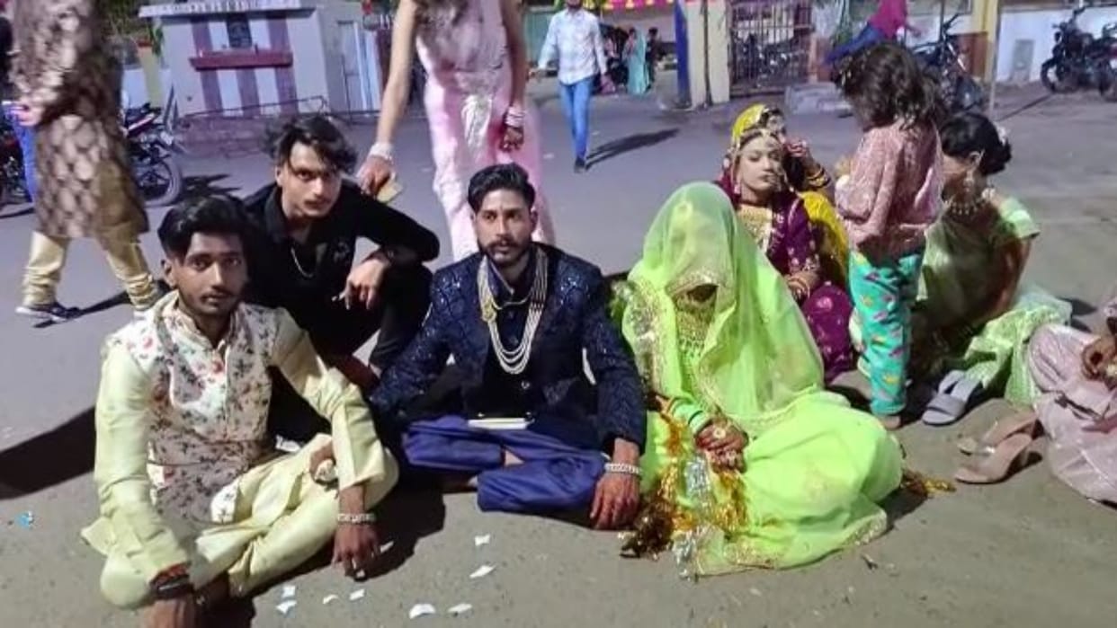 Ratlam News bride and groom sat on a dharna to stop the DJ at the wedding