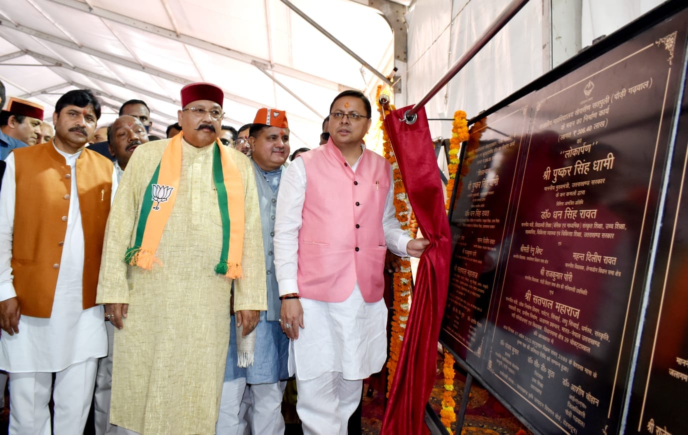 Uttarakhand Tourism minister satpal maharaj stuck in traffic and started opening jam himself in Kotdwar