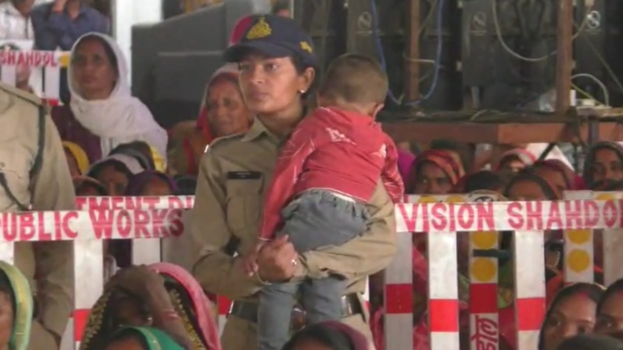 Double Duty: Duty of khaki with the innocent in the lap in the sister's conference, duty was engaged in CM's p
