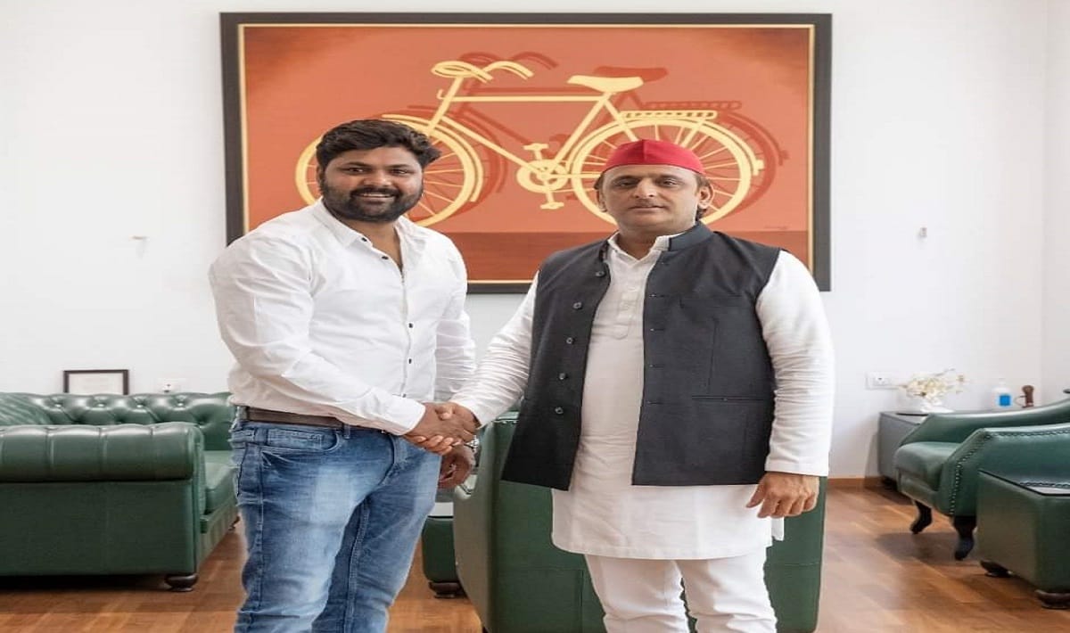 Samar Singh made headlines by singing in support of samajwadi party Akhilesh Yadav