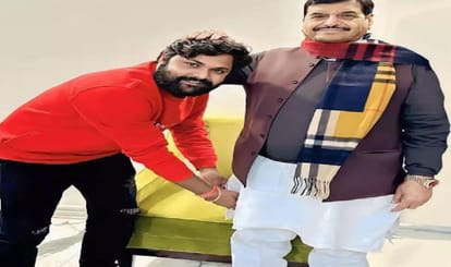 Samar Singh made headlines by singing in support of samajwadi party Akhilesh Yadav