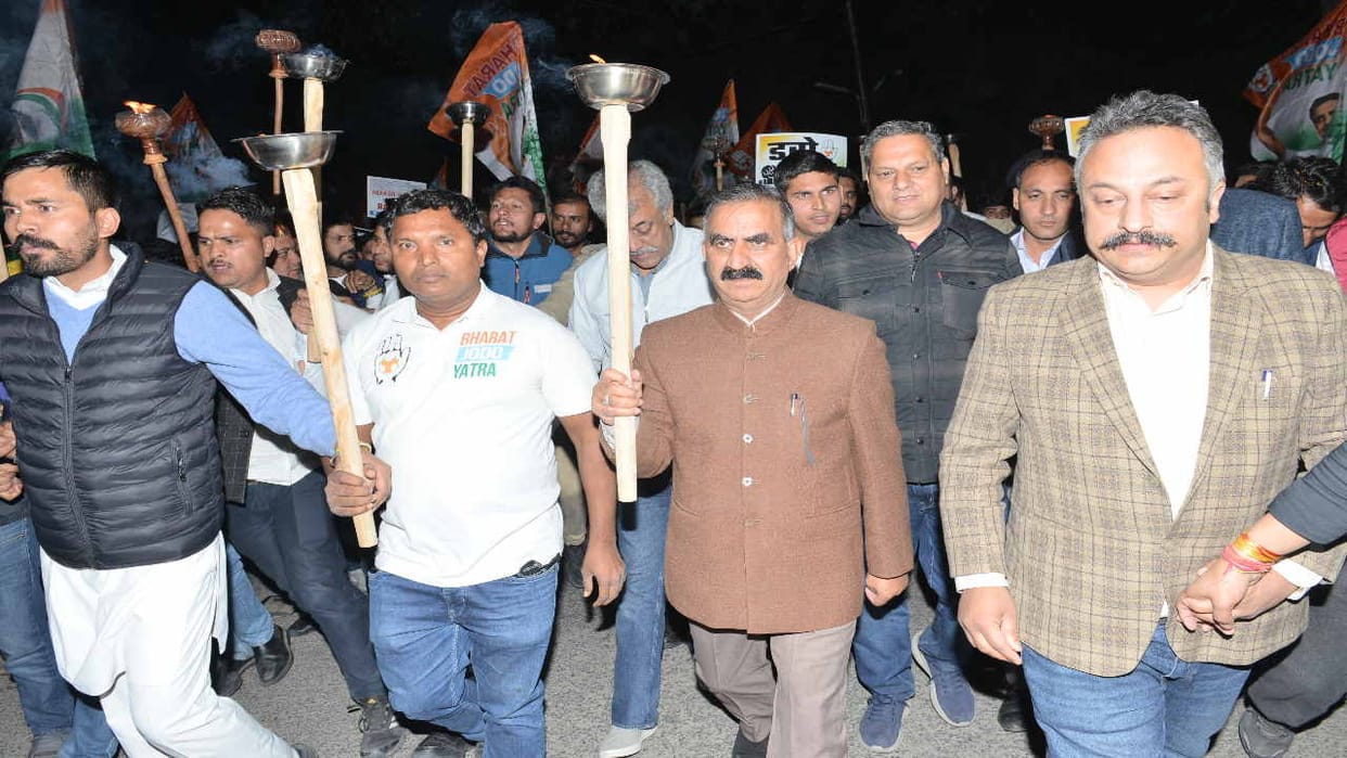 Youth Congress took out a torch procession in support of Rahul Gandhi till Raj Bhavan