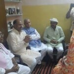 पीड़ित परिवार के घर पहुंचे भाजपा नेता।