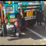 ट्रक के नीचे फंसी स्कूटी