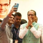 रतलाम में एक युवा शिवराज के साथ सेल्फी लेते हुए। (फाइल फोटो)