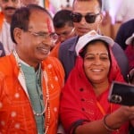 महिलाओं के साथ सेल्फी खिंचवाते शिवराज।