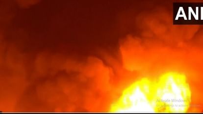 Delhi : टीकरी कलां के प्लास्टिक गोदाम में लगी आग, मौके पर दमकल की 25 गाड़ियां मौजूद Delhi : Massive fire breaks out in a plastic godown at PVC market in Tikri Kalan