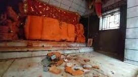 मंदिर में तोड़फोड: अराजकतत्वों ने वाराणसी के चौरा माता मंदिर को बनाया निशाना, गुस्साए लोगों ने लगाया जाम Temple vandalism: Anarchists target Chaura Mata temple in Varanasi, angry people block it