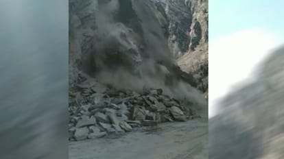 Badrinath Highway: तीन दिन बाद खुला बदरीनाथ हाईवे, पहाड़ी से लगातार मलबा गिरने से आ रही हैं दिक्कतें Badrinath National Highway opened near Hanuman Chatti after 4th day Uttarakhand news in hindi