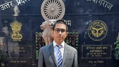 DSP बना अधिवक्ता का बेटा: UPPSC में 61वां रैंक पाकर रोशन किया गांव का नाम, खुशी में झूमे परिजन Advocate's son became DSP: UPPSC got 61st rank in 2023, brightened the name of the village, relatives rejoiced