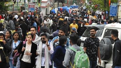 Nainital: वीकेंड पर नैनीताल हुआ हाउस फुल, पर्यटक स्थलों में उमड़ी सैलानियों की भीड़, घंटों जाम में जूझे सैलानी Weekend Nainital became housefull all hotels packed huge crowd of tourists gathered at tourist places