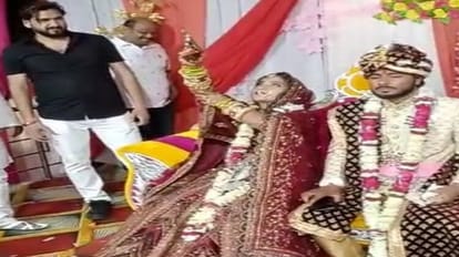 Hathras News: स्टेज पर बैठी दुल्हन ने जब की हवाई फायरिंग, देखते रह गए सभी, वीडियो हुआ वायरल Video of bride doing aerial firing goes viral