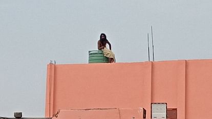 Sadhu Vesdhari created uproar by climbing on the roof of temple in varanasi