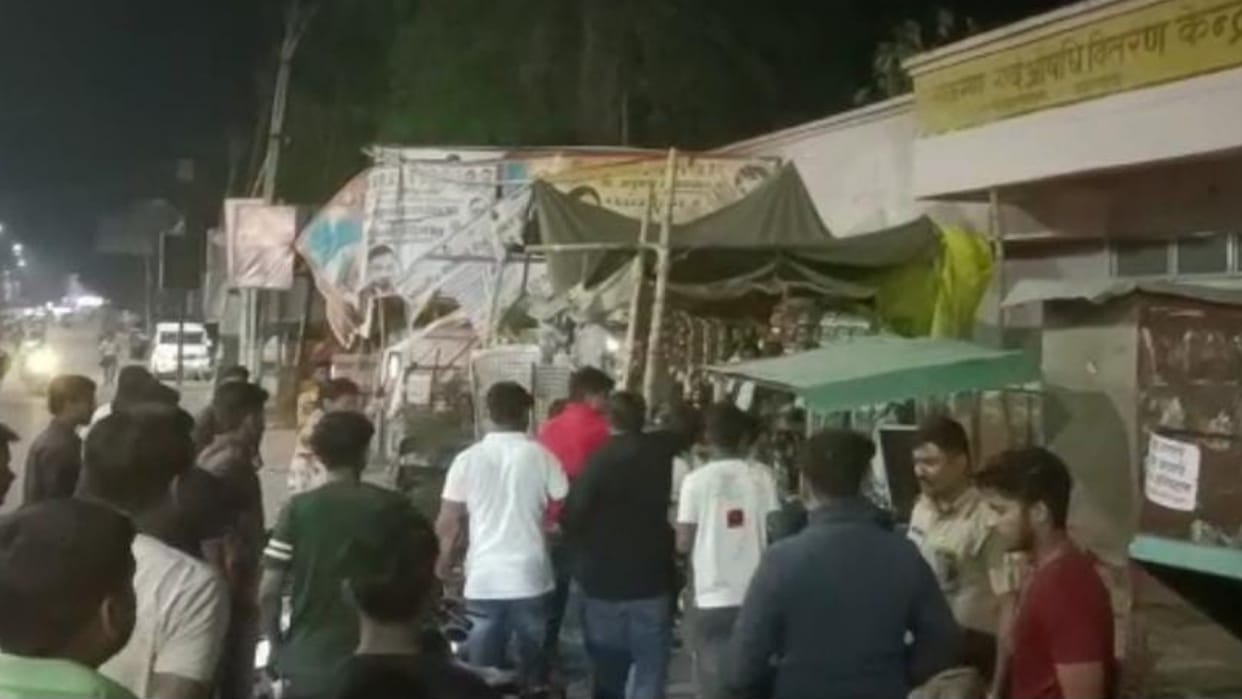 Clash between two groups in Bahraich in the presence of a police man.