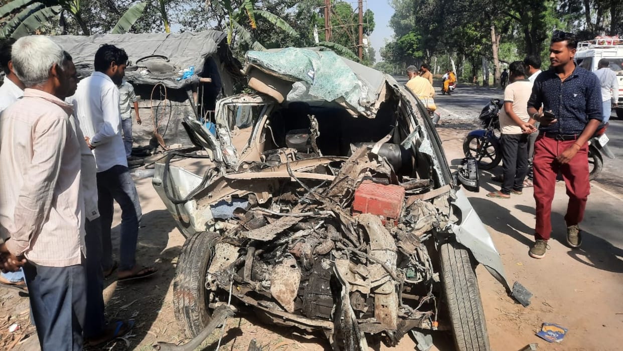 Six died in an accident on Balrampur Utraula marg in Balrampur.