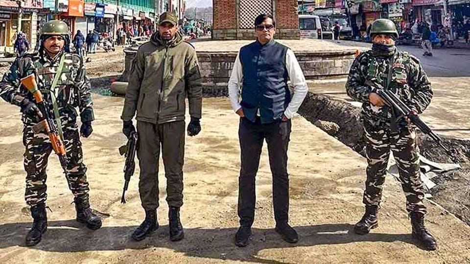 Alleged conman Kiran Patel brought from Jammu and Kashmir to Gujarat