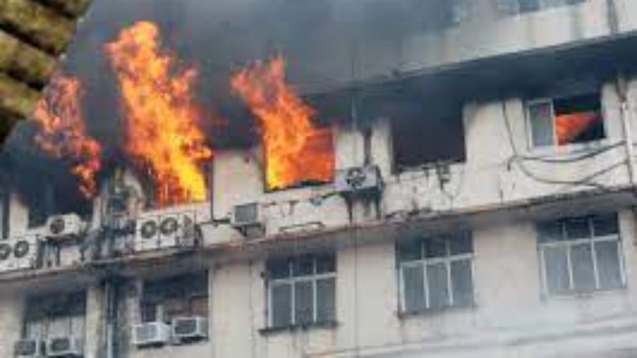 Flat fire in Delhi Kirti Nagar elderly woman dies due to scorching