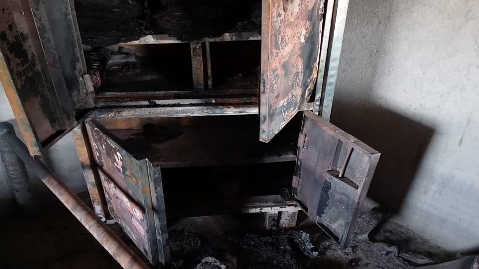 Fight with son in Fatehabad, mother burns Household appliances daughter in law son