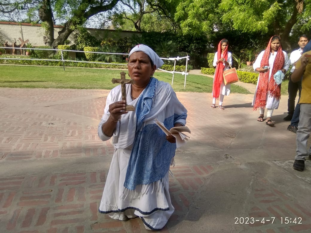 ood Friday: This woman completed the journey of the cross by walking on her knees, every eye became moist afte