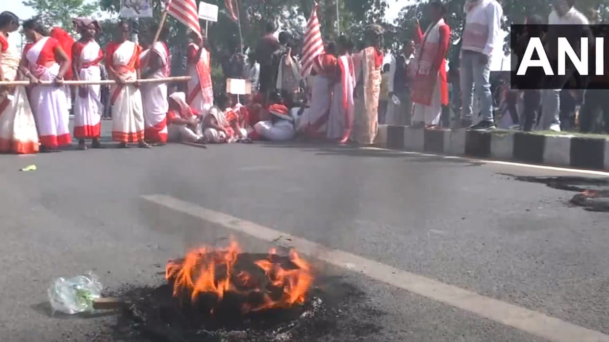 jharkhand tribals protest one day bandh against sarna flag burning incident