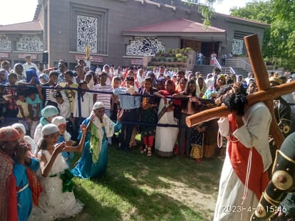 ood Friday: This woman completed the journey of the cross by walking on her knees, every eye became moist afte