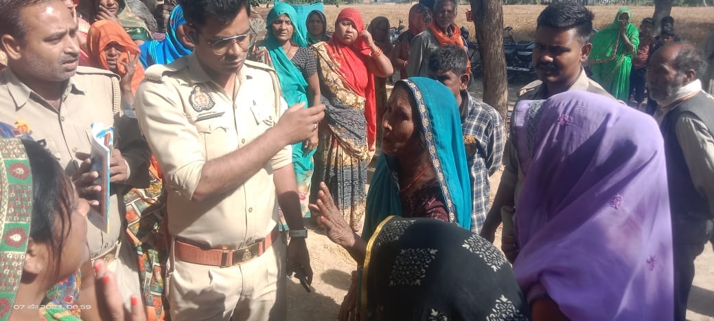 the young man hanged himself due to fear of the police, the wife had given a complaint in the police station