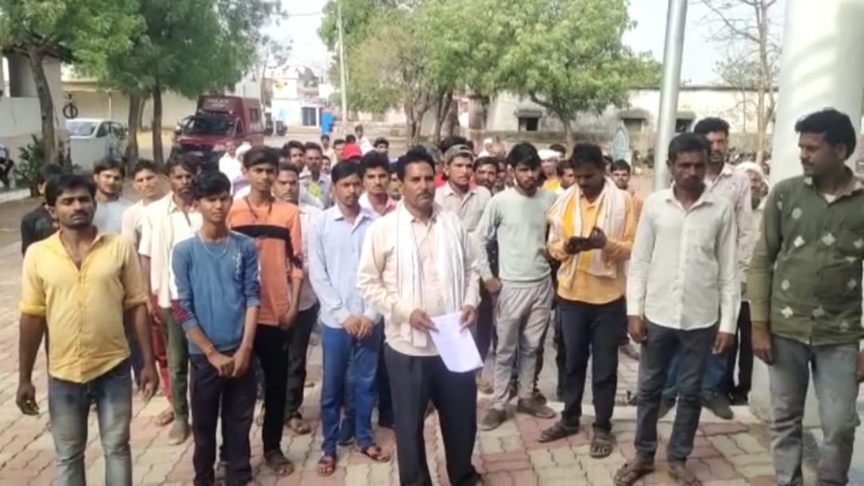 Mobile cash snatched from Sarpanch's husband in Damoh, allegations on candidate who lost Panchayat elections